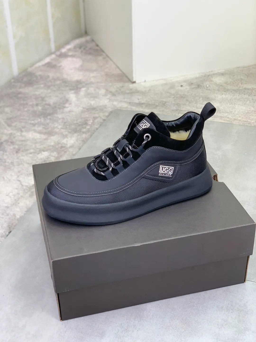 Men's shoes 💰P640 New arrival 🆕🆕🆕 New IUGGI men's shoes. Real cowhide on the outside. Australian wool on the inside. Lightweight and easy to put on. The brand logo has a high-end feel. Men's style! Men's style! Retro outdoor shoes are rarely seen on the market. They look great on the feet. Mainly because they are so stylish. Color: black, gray, maroon. Size: 39-44 999-20